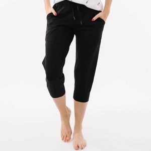 Zyia black ascend capri joggers size small